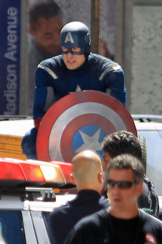 Illustration for article titled The Avengers set photos